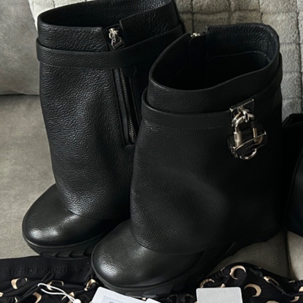 Givenchy Shark Lock Ankle Biker Boots in Grained Leather - Black - Size 40